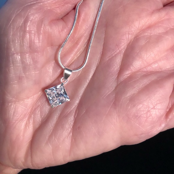 NWT Beautiful Diamond Shaped Diamond simulant. - Picture 6 of 15